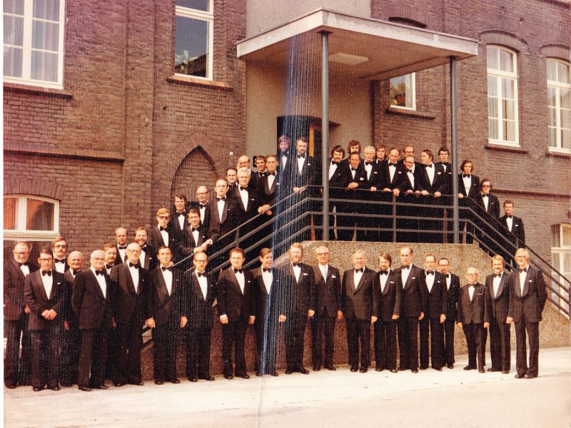 1975 Vriendenkring op de trappen van het missiehuis 1975 Vriendenkring op de trappen van het missiehuis